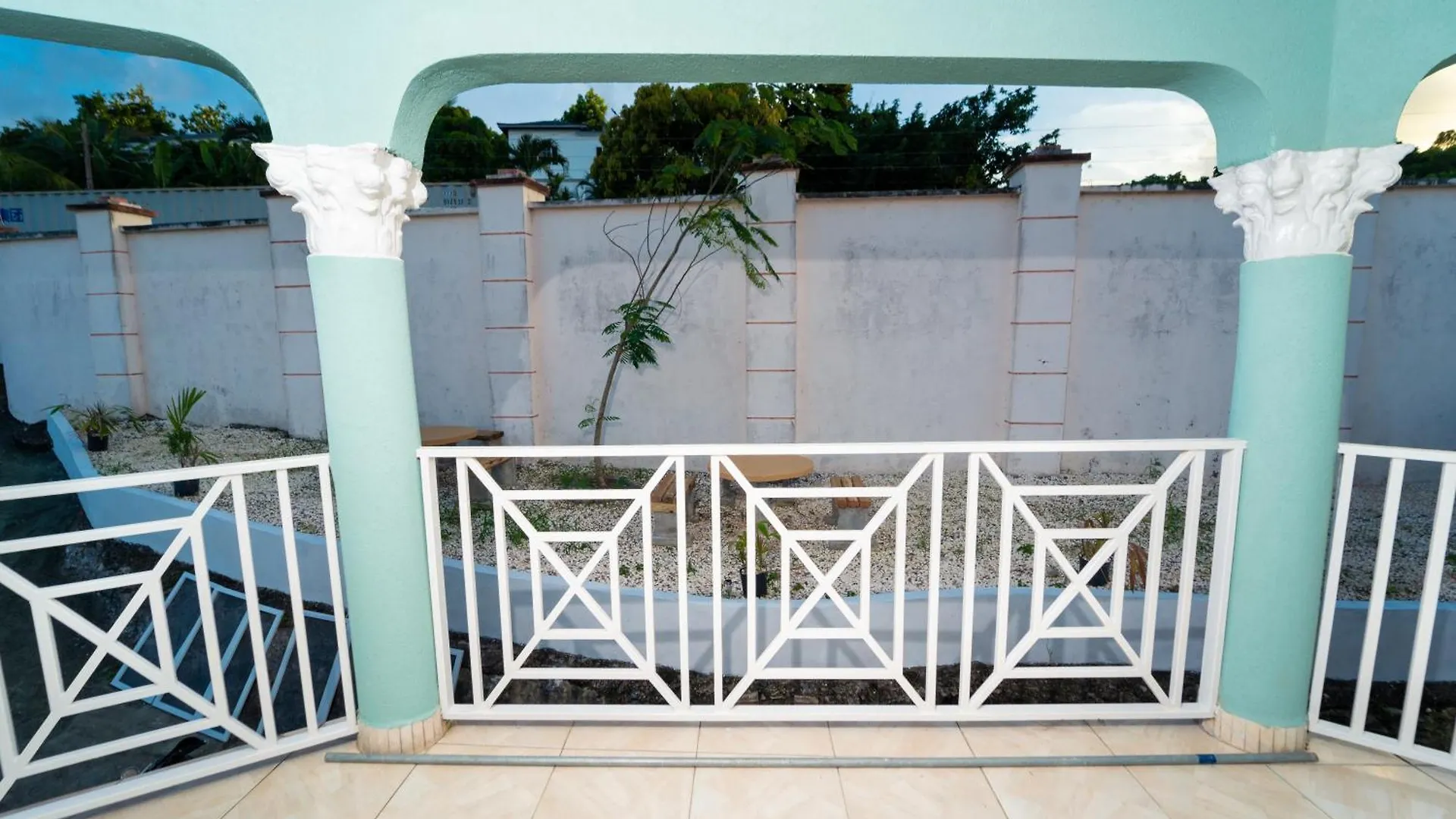 Bell Air Seaview Hotel Runaway Bay Guest house